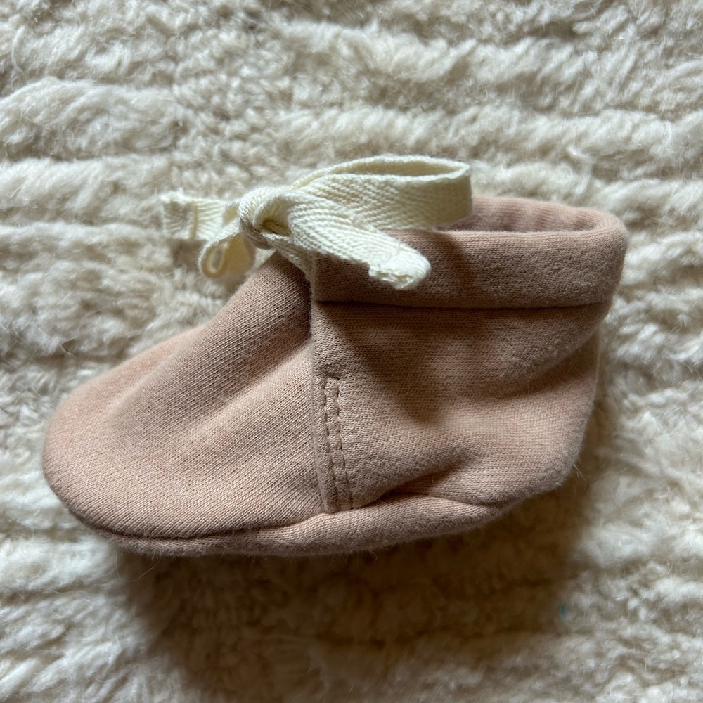 2 pairs Quincy Mae organic cotton booties 0-3, 3-6mo size